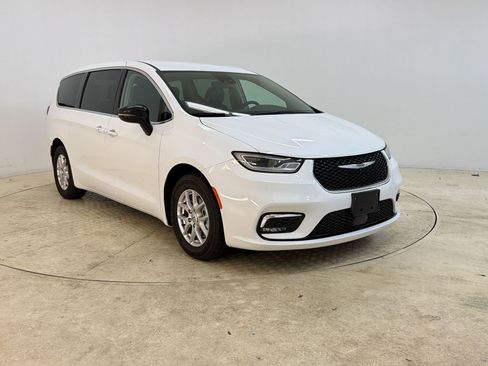 Used 2024 Chrysler Pacifica Touring-L FWD image 7