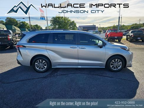 Used 2021 Toyota Sienna XLE image 4