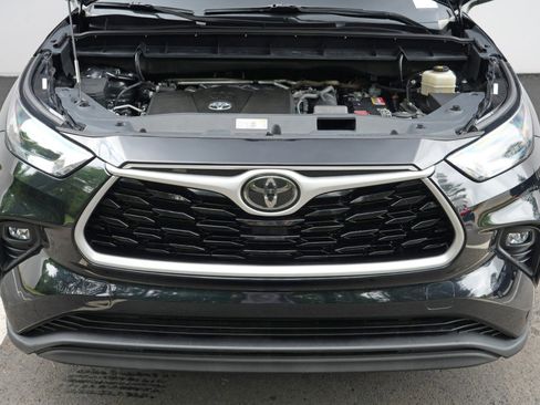 Used 2021 Toyota Highlander LE AWD/4WD image 7