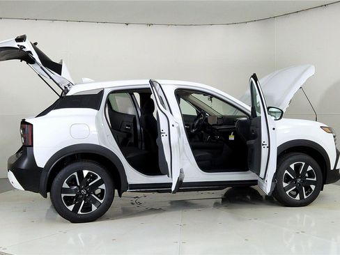 Used 2025 Nissan Kicks SV image 12