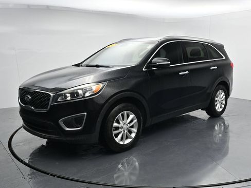 Used 2017 Kia Sorento FWD w/ LX Convenience Package image 4