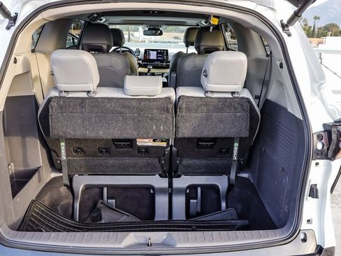 Used 2023 Toyota Sienna Limited image 31