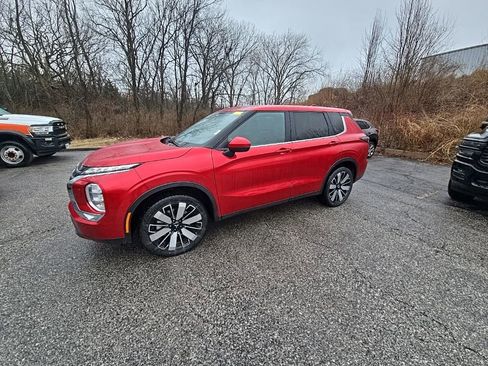 Used 2025 Mitsubishi Outlander SE image 2