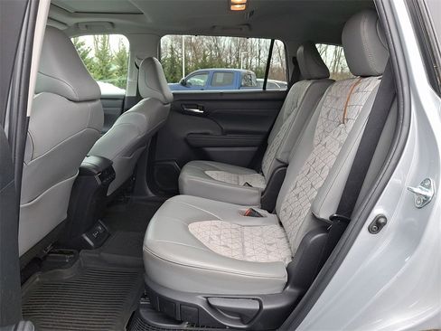Certified 2022 Toyota Highlander Bronze Edition image 10