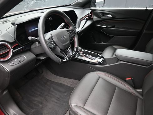 Used 2025 Chevrolet Trax RS w/ Sunroof Package FWD image 18