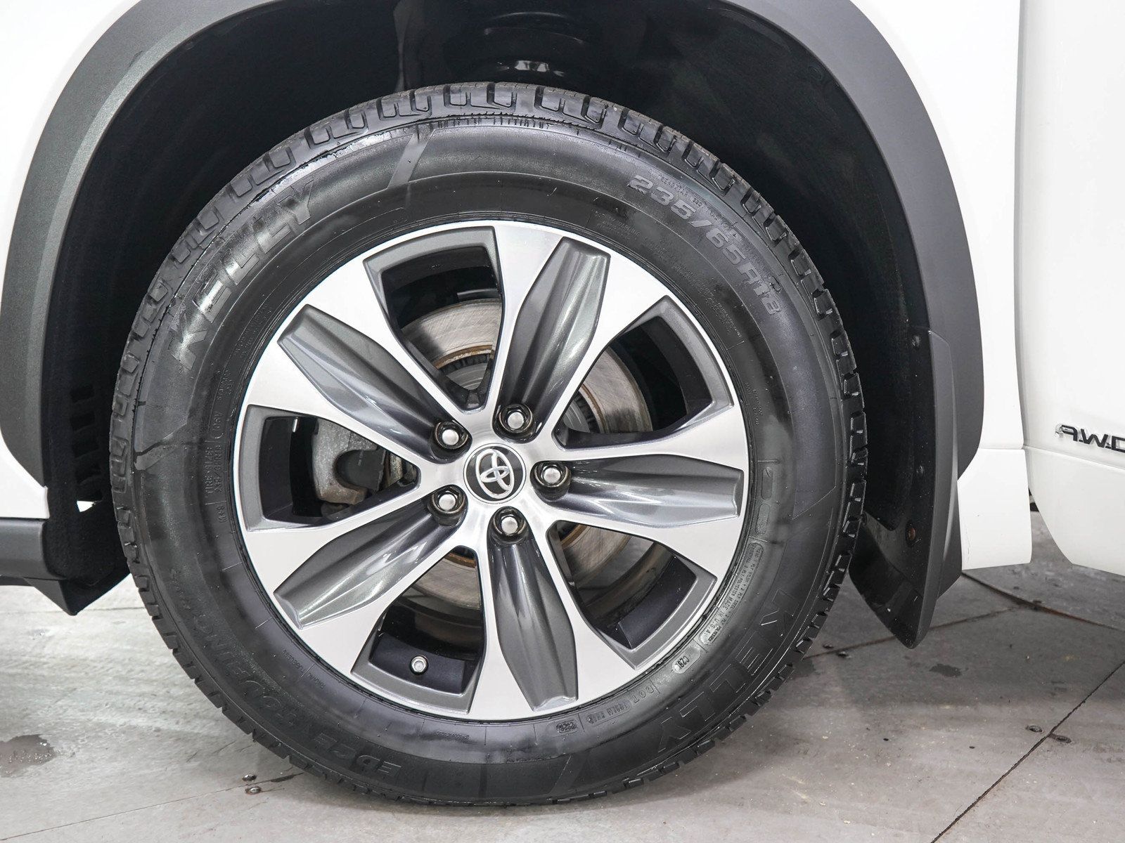 Used 2021 Toyota Highlander XLE AWD/4WD image 30