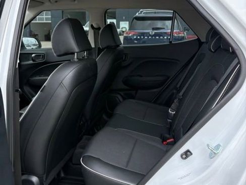 Used 2025 Hyundai Venue Limited FWD image 6