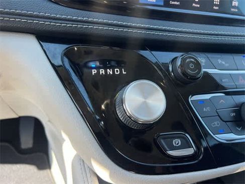 Used 2021 Chrysler Pacifica Limited w/ Uconnect Theater Family Group image 16