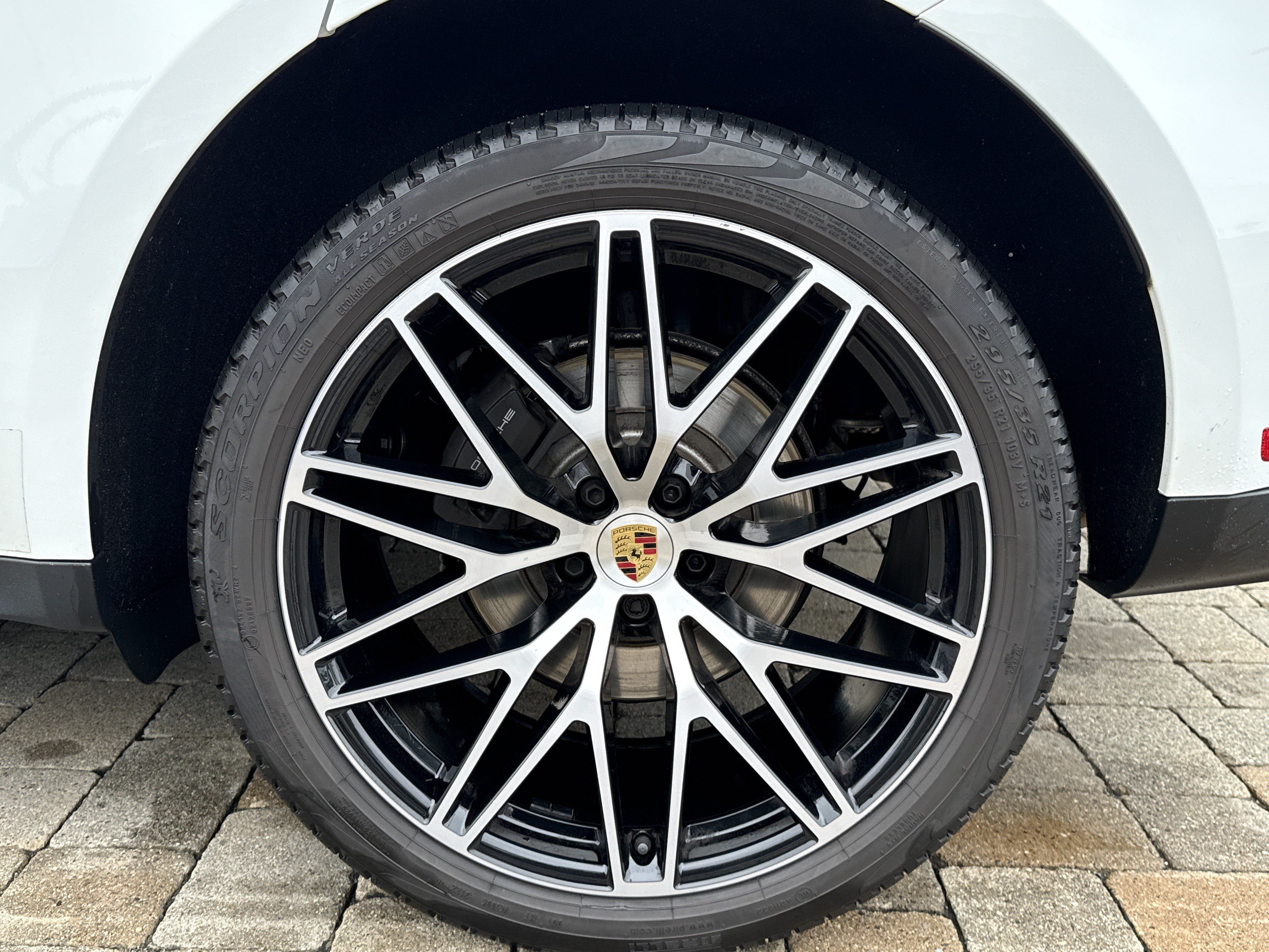 Used 2023 Porsche Macan AWD/4WD image 32
