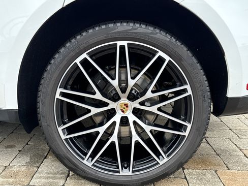Used 2023 Porsche Macan AWD/4WD image 32