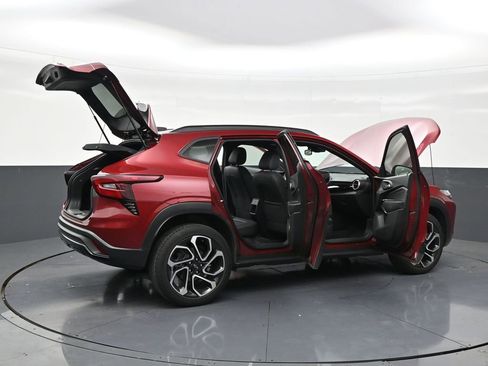 Used 2024 Chevrolet Trax RS FWD image 28