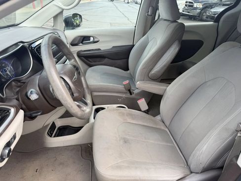 Used 2018 Chrysler Pacifica LX FWD image 8