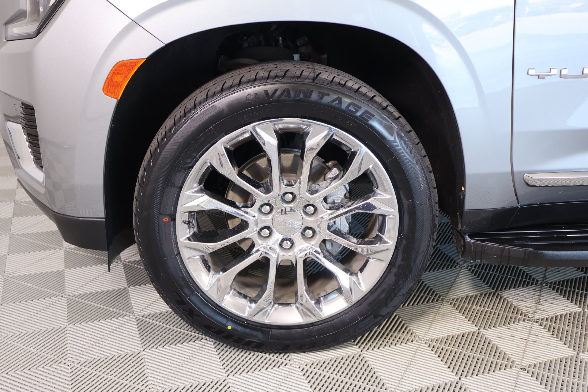 Used 2024 GMC Yukon XL SLT w/ SLT Luxury Package AWD/4WD image 19