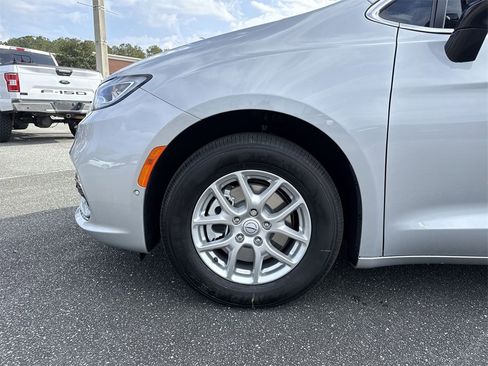 New 2026 Chrysler Pacifica Select image 10