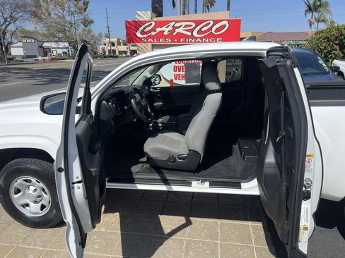 Used 2016 Toyota Tacoma SR image 11