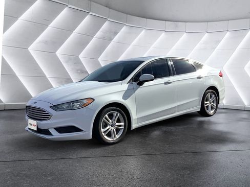 Used 2018 Ford Fusion SE w/ Fusion SE Technology Package image 3