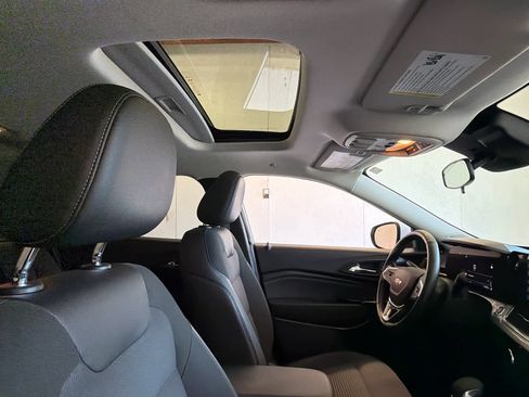 Used 2024 Chevrolet Trax LT w/ Sunroof Package FWD image 28