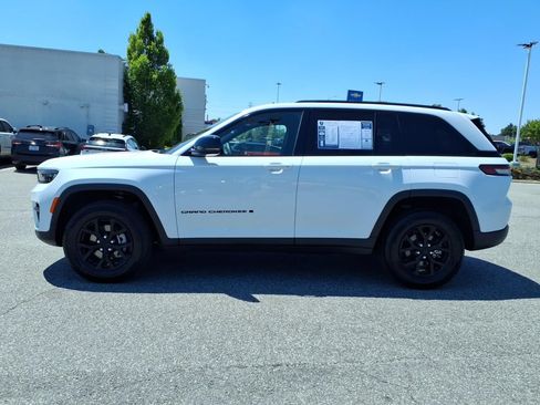 Used 2025 Jeep Grand Cherokee Altitude AWD/4WD image 24