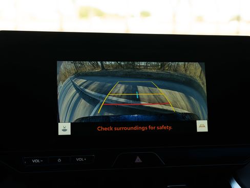 Used 2024 Toyota Venza XLE image 31