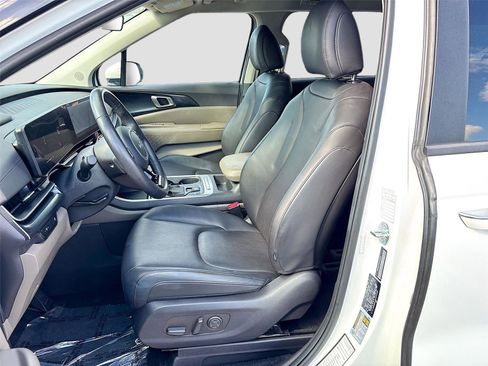 Used 2025 Kia Carnival FWD image 21