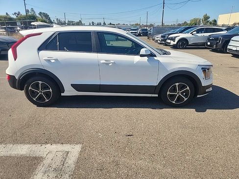 Certified 2025 Kia Niro LX FWD image 17
