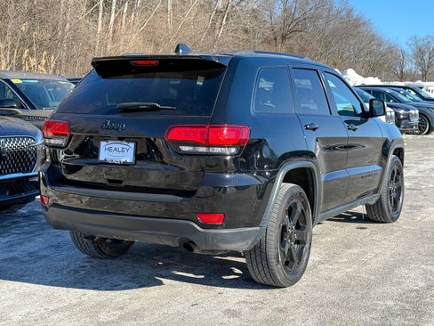 Used 2019 Jeep Grand Cherokee Laredo image 6