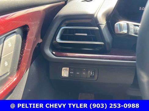 Used 2024 Chevrolet Traverse Z71 AWD/4WD image 13