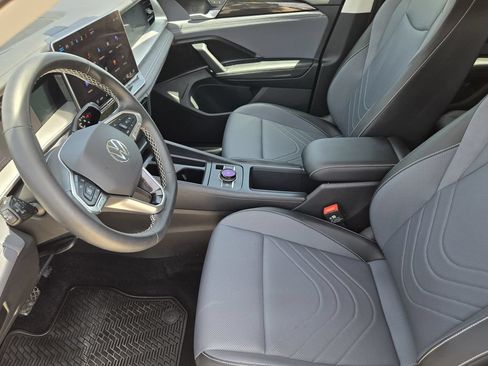 Used 2025 Volkswagen Tiguan SE AWD/4WD image 12