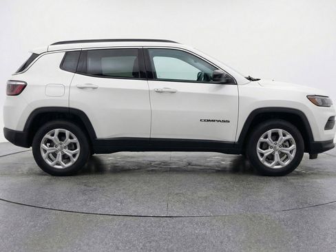 Used 2025 Jeep Compass Latitude AWD/4WD image 11