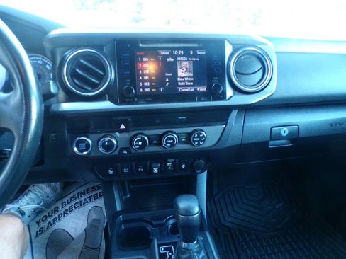 Used 2019 Toyota Tacoma TRD Off-Road w/ Technology Package image 11