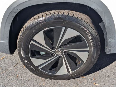 Used 2025 Volkswagen Taos SE image 33