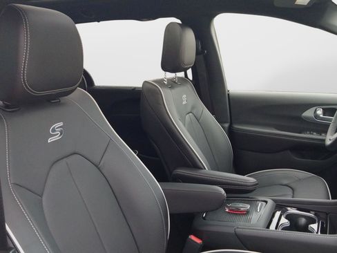 New 2026 Chrysler Pacifica Limited w/ S Appearance Package image 34