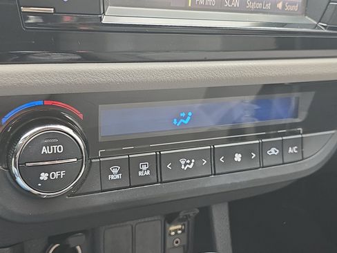 Used 2014 Toyota Corolla LE image 16