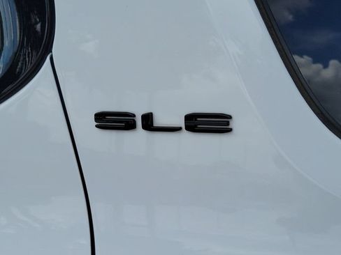 Used 2023 GMC Acadia SLE w/ Driver Convenience Package FWD image 5