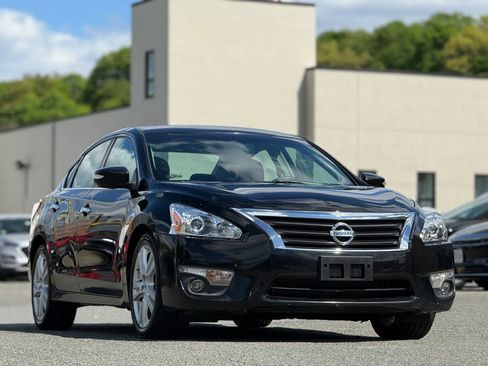 Used 2013 Nissan Altima 3.5 SV w/ Navigation Pkg FWD image 2
