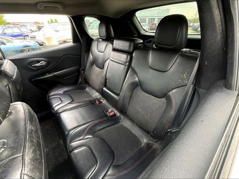 Used 2019 Jeep Cherokee Trailhawk w/ Cold Weather Group AWD/4WD image 18
