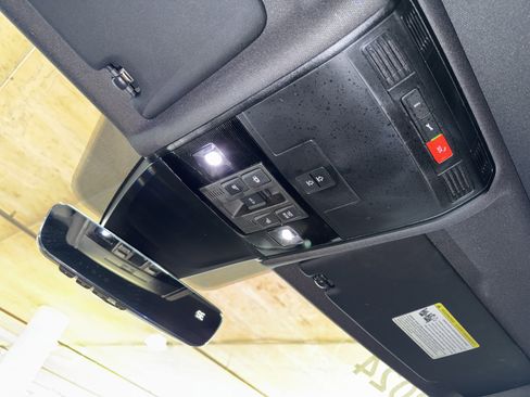 Used 2024 Volkswagen Tiguan SEL R-Line image 31