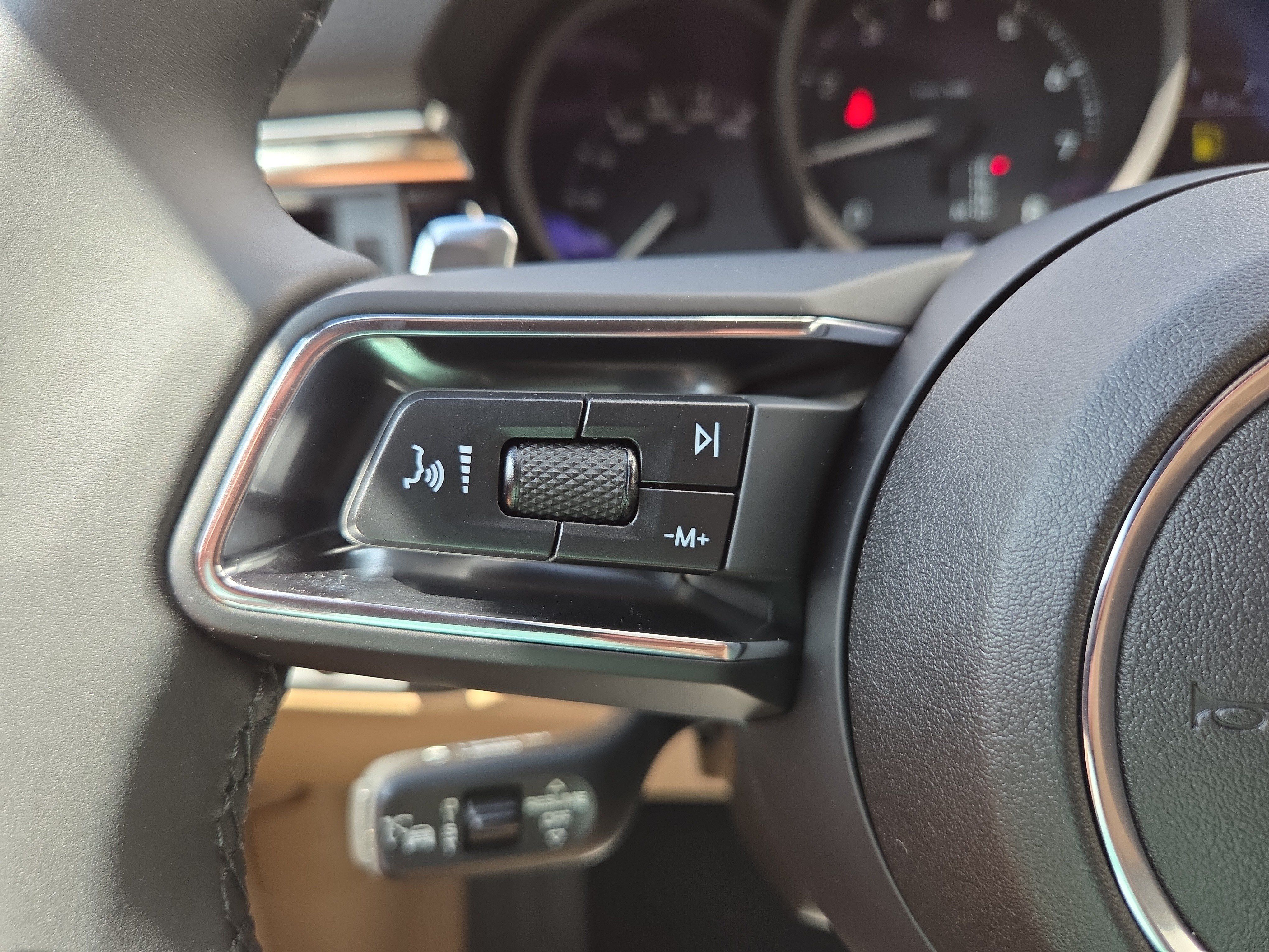 Certified 2025 Porsche Macan AWD/4WD image 19