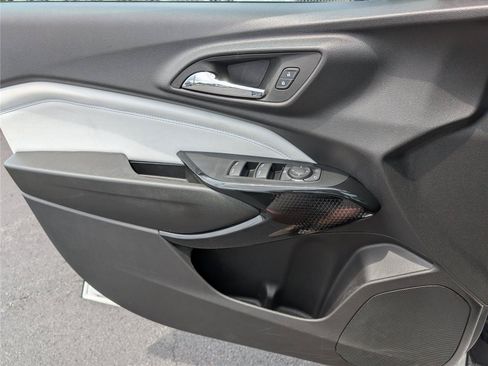 Used 2025 Chevrolet Trax LT FWD image 14