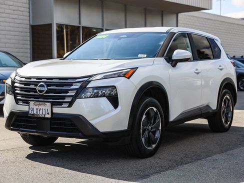 Used 2024 Nissan Rogue SV FWD image 3