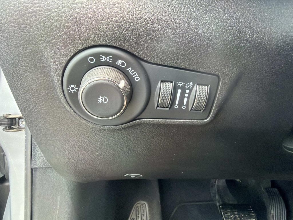 Used 2025 Jeep Compass Limited AWD/4WD image 30