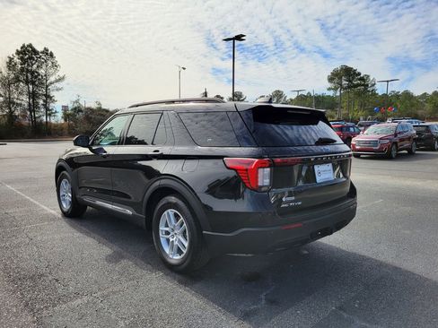Used 2025 Ford Explorer Active image 3