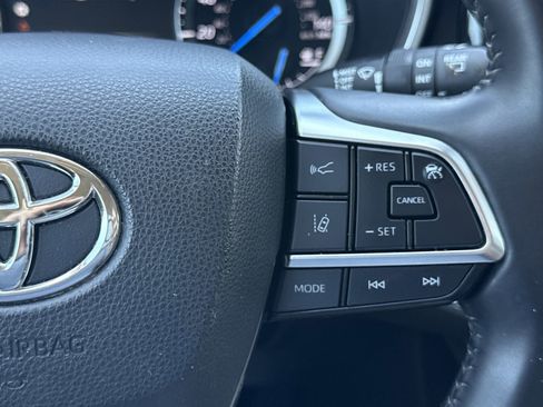 Used 2021 Toyota Highlander XLE FWD image 25