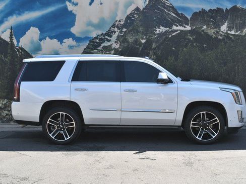 Used 2018 Cadillac Escalade Platinum AWD/4WD image 2