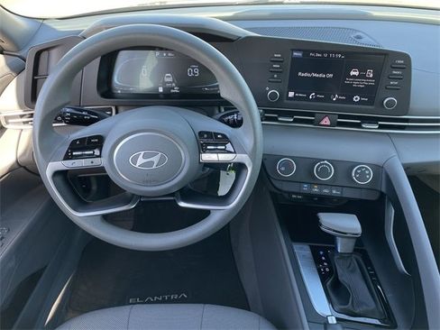 Used 2024 Hyundai Elantra SE image 10
