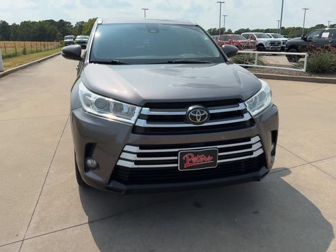 Used 2017 Toyota Highlander XLE FWD image 4