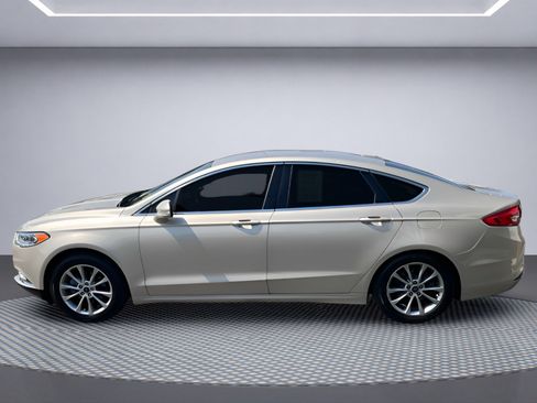 Used 2017 Ford Fusion SE FWD image 3
