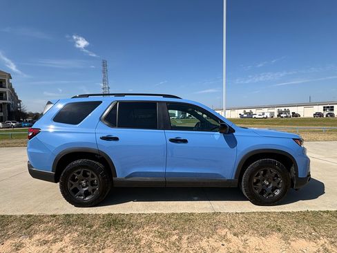 Certified 2025 Honda Pilot TrailSport image 9
