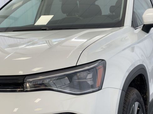 New 2026 Volkswagen Taos SE image 11