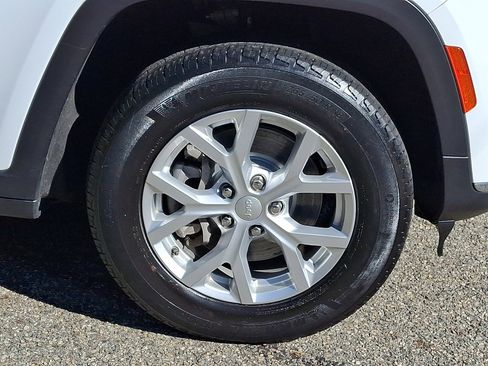 Certified 2023 Jeep Grand Cherokee L Limited AWD/4WD image 9